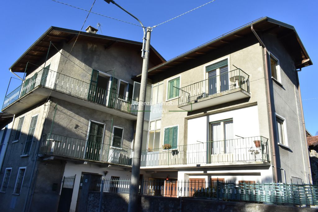 House of 3 apartments with court, Carpugnino above Stresa